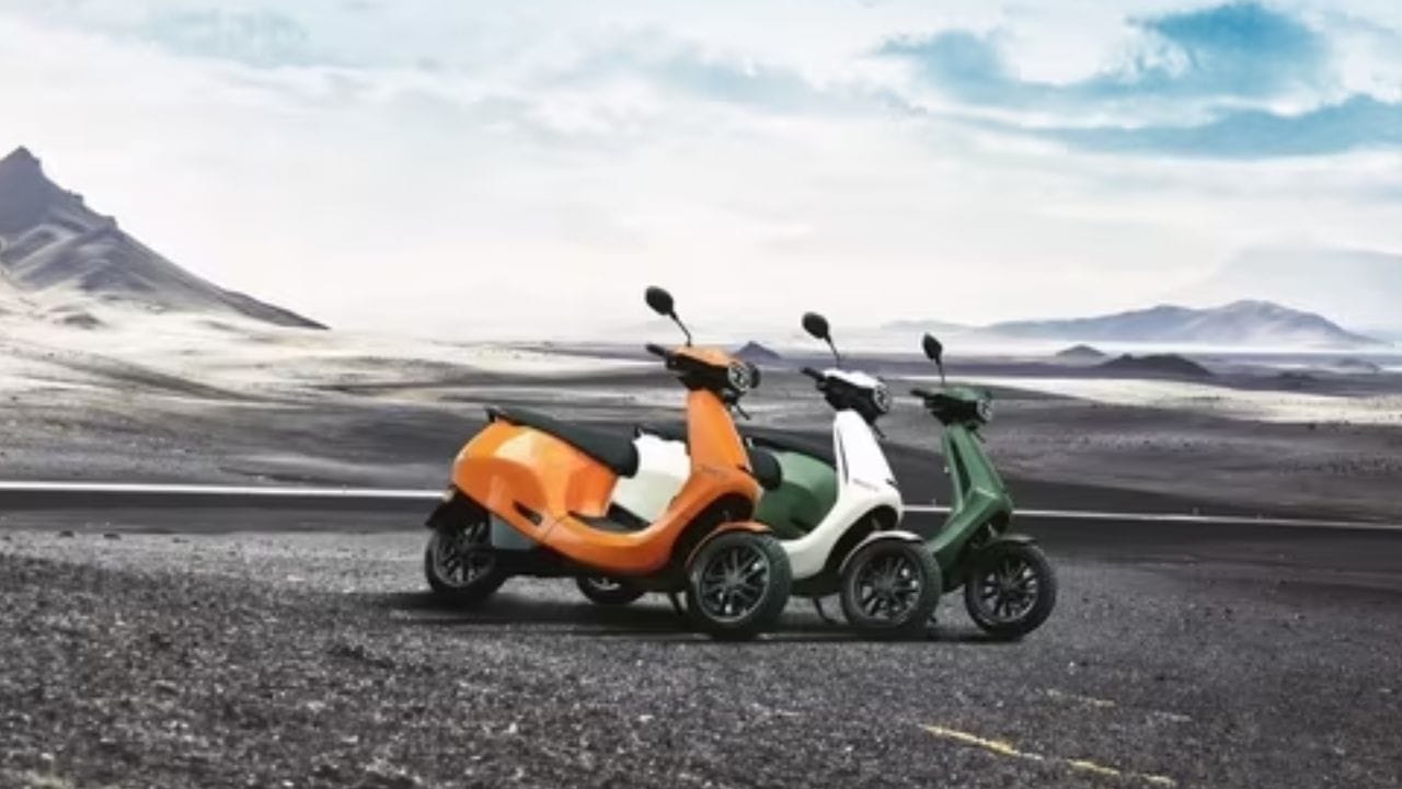 Ola S1 X+નું પ્રદર્શન પણ S1 એર જેવું છે. એકવાર સંપૂર્ણ ચાર્જ કર્યા બાદ આ ઇલેક્ટ્રિક સ્કૂટર પણ 151 કિલોમીટર દોડે છે. તેની ટોપ સ્પીડ 90 કિમી પ્રતિ કલાકની છે. આ ઓલાનું સૌથી સસ્તું ઇલેક્ટ્રિક સ્કૂટર છે. (Image - Ola)