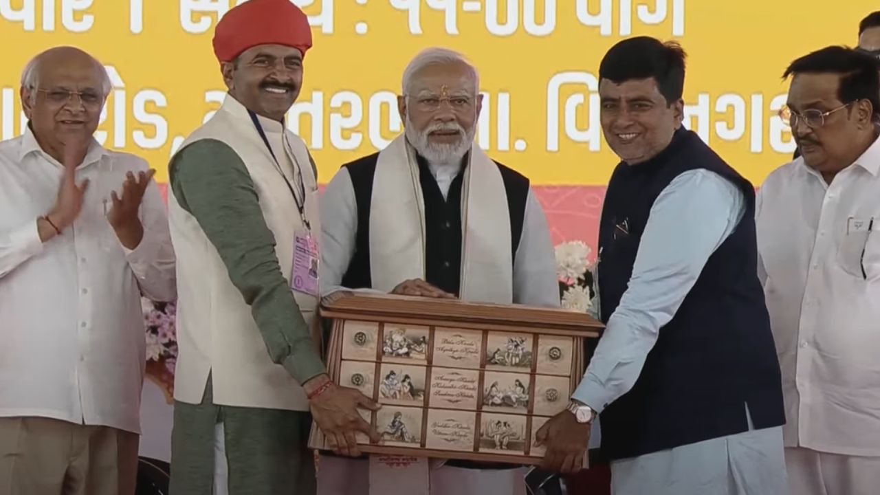 A 42 kg Ramayana has also been gifted to Prime Minister Modi in Valinath Dham. This book looks like a box.
