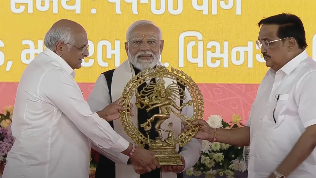 Chief Minister Bhupendra Patel and CR Patil welcomed Prime Minister Narendra Modi present at Valinath Dham in Tarbha by giving Nataraj idol.