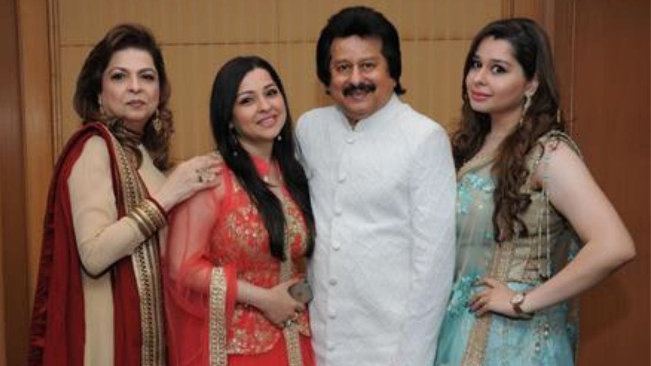 પંકજ ઉધાસની મોટી દીકરીનું નામ નયાબ ઉધાસ છે. નયાબ ઉધાસે તેના પિતાના નિધનના સમાચાર સોશિયલ મીડિયા દ્વારા શેર કર્યા હતા. પંકજ ઉધાસની નાની પુત્રીનું નામ રીવા ઉધાસ છે. પંકજ ઉધાસની બંને દીકરીઓ સંગીત ઉદ્યોગ સાથે સંકળાયેલી છે. એક દિકરીના લગ્ન થઈ ચૂક્યા છે.