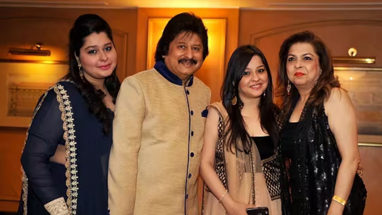 જ્યારે ઉધાસ નાનો હતો ત્યારે તેના પિતા દિલરૂબા એક તારવાળું વાદ્ય વગાડતા હતા. તેમની અને તેમના ભાઈઓની સંગીત પ્રત્યેની રુચિ જોઈને તેમના પિતાએ તેમને રાજકોટની સંગીત એકેડમીમાં દાખલ કર્યા.