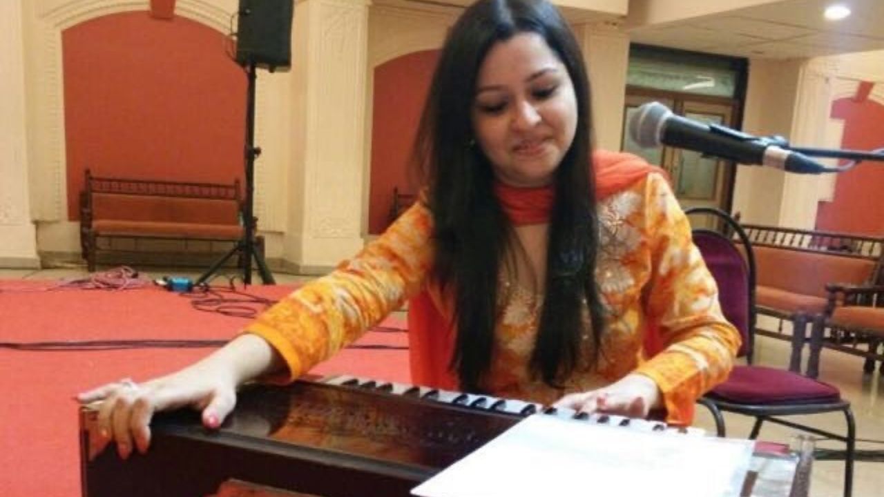 ઉધાસનો પરિવાર રાજકોટ નજીકના ચરખાડીનો વતની છે અને તેઓ જમીનદાર હતા. તેમના દાદા ગામમાંથી પ્રથમ સ્નાતક હતા અને ભાવનગર રાજ્યના દિવાન (મહેસૂલ મંત્રી) બન્યા હતા. તેમના પિતા, કેશુભાઈ ઉધાસ, સરકારી નોકરી કરતા હતા અને તેઓ જાણીતા વીણા વાદક અબ્દુલ કરીમ ખાનને મળ્યા હતા, જેમણે તેમને દિલરૂબા વગાડતા શીખવ્યું હતું.