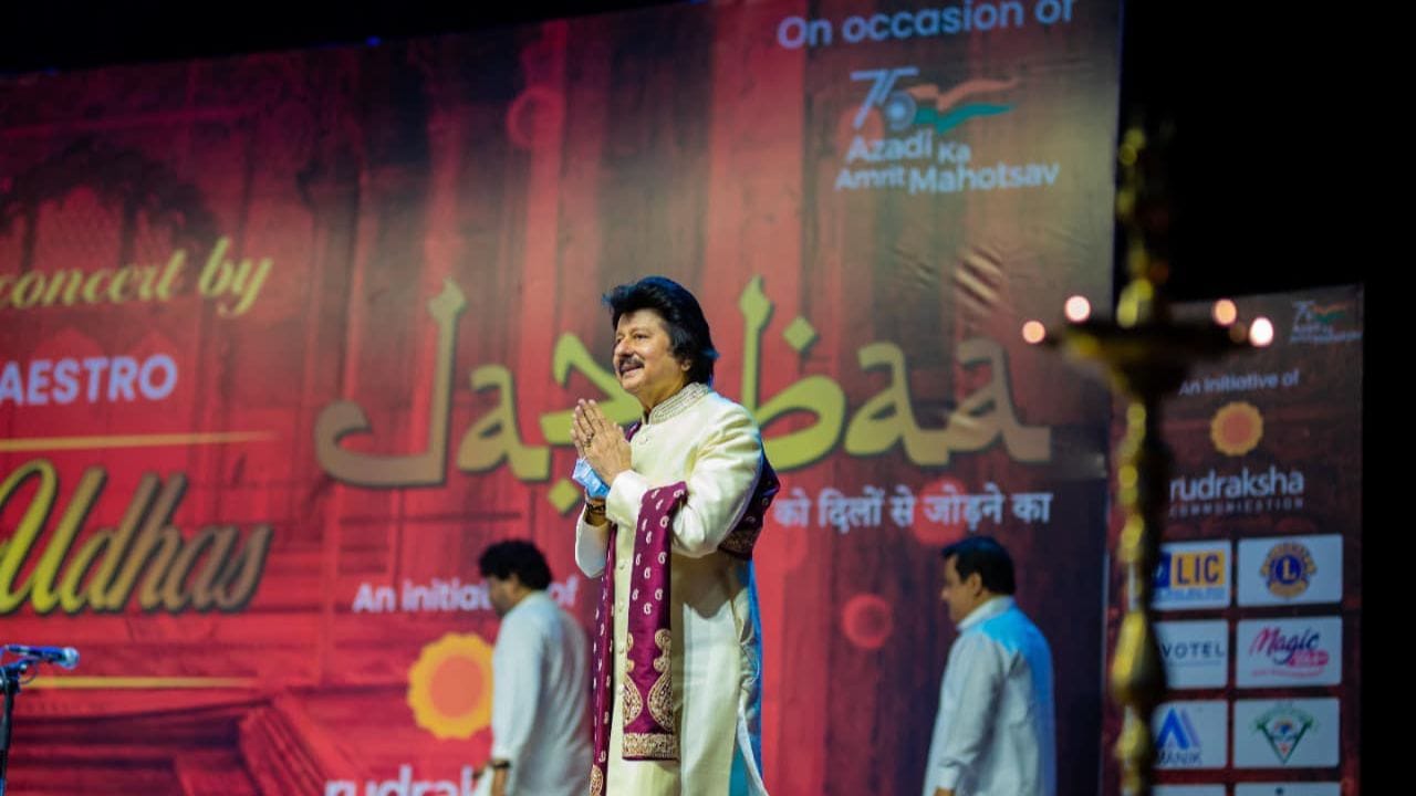 ગીત બાદ ઉધાસે ગઝલમાં રસ દાખવ્યો અને ગઝલ ગાયક તરીકે કારકિર્દી બનાવવાનો પ્રયાસ કરવા માટે ઉર્દૂ શીખી. તેમણે કેનેડા અને યુએસમાં દસ મહિના ગાળ્યા અને ગઝલના કાર્યક્રમો કર્યા અને નવા જોશ અને આત્મવિશ્વાસ સાથે ભારત પાછા ફર્યા. તેમનું પહેલું ગઝલ આલ્બમ, આહત, 1980 માં રિલીઝ થયું હતું. આનાથી, તેમને સફળતા મળવા લાગી અને 2011 સુધીમાં તેમણે પચાસથી વધુ આલ્બમ્સ અને સેંકડો આલ્બમ બહાર પાડ્યા હતા.