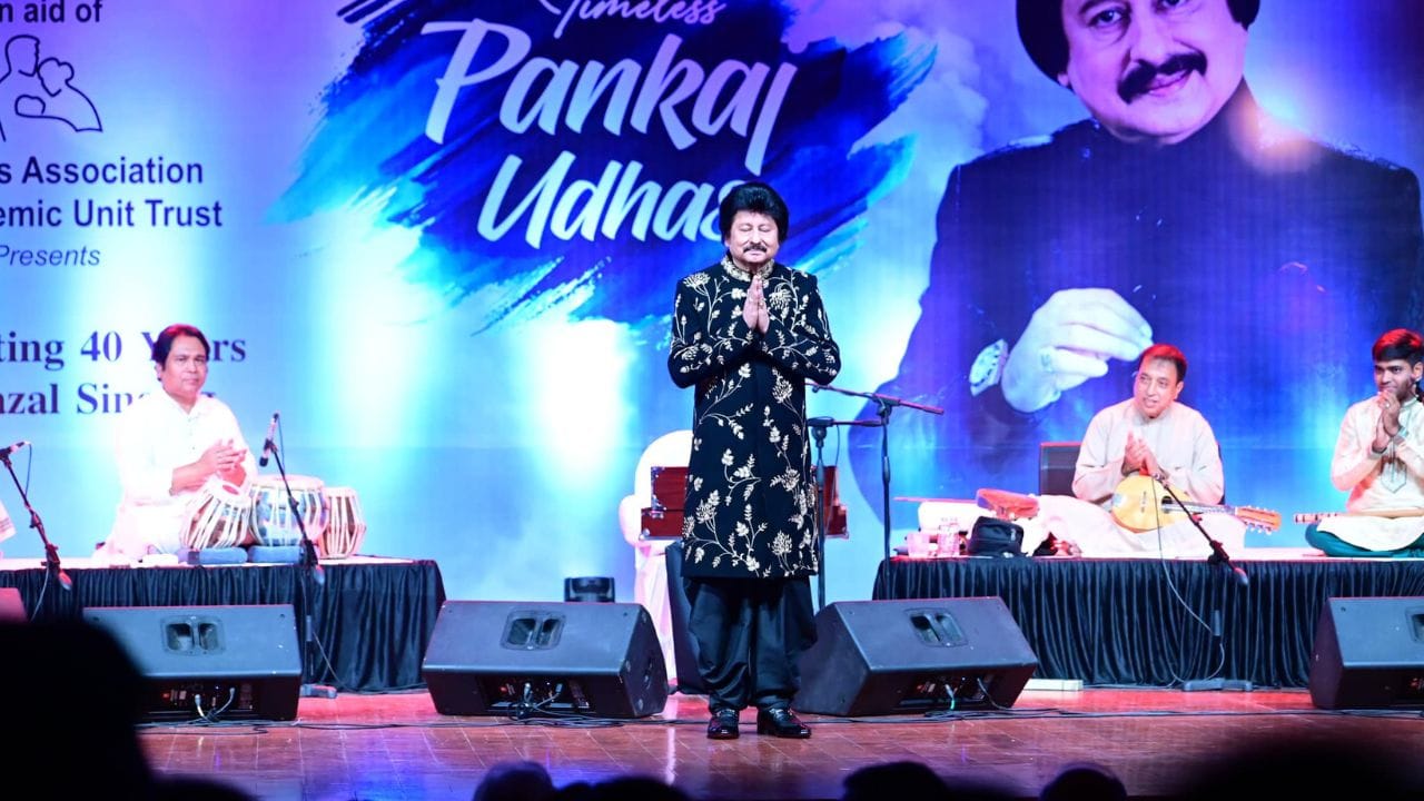 ગઝલ ગાયક તરીકેની તેમની સફળતા પછી, તેમને મહેશ ભટ્ટ, નામ દ્વારા એક ફિલ્મ માટે હાજર રહેવા અને ગાવા માટે આમંત્રણ આપવામાં આવ્યું હતું. ઉધાસ 1986ની ફિલ્મ ગીત "ચિઠ્ઠી આયી હૈ" હિટ બની ગયું. તે પછી તેણે ઘણી હિન્દી ફિલ્મો માટે પ્લેબેક સિંગિંગ કર્યું.