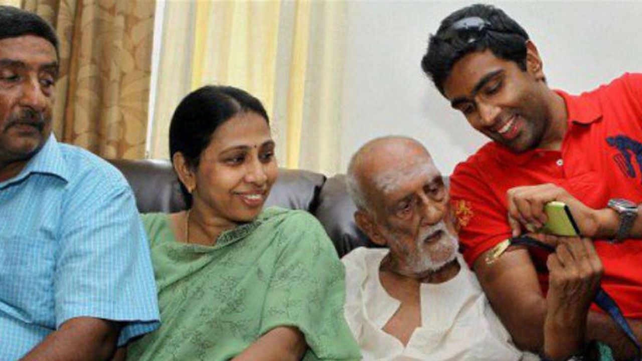 રવિચંદ્રન અશ્વિનનો જન્મ 17 સપ્ટેમ્બર 1986ના રોજ ચેન્નાઈના માયલાપોરમાં એક તમિલ પરિવારમાં થયો હતો. તેમના પિતા રવિચંદ્રન રેલવેમાં નોકરી કરતા હતા અને તેમની માતાનું નામ ચિત્રા છે જે ગૃહિણી છે. અશ્વિનને નાનપણથી જ ક્રિકેટમાં રસ હતો. તેના પિતા પણ ક્રિકેટના મોટા ફેન છે.