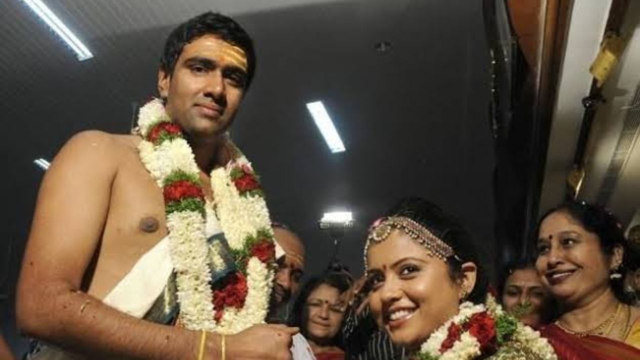  આર અશ્વિને 13 નવેમ્બર 2011ના રોજ પ્રીતિ નારાયણ સાથે લગ્ન કર્યા છે. અશ્વિનને બે દીકરીઓ છે. જેમના નામ અકીરા અને આધ્યા છે. તેની પત્ની પ્રીતિ તેમની દિકરીઓ સાથે પતિને ચીયર કરવા અનેક વખત સ્ટેડિયમમાં જોવા મળતી હોય છે.