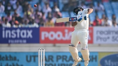 ઈંગ્લેન્ડ અને ભારત વચ્ચે રાજકોટમાં ત્રીજી ટેસ્ટ મેચ શરુ થઈ. રોહિત શર્માએ ટોસ જીતીને પહેલા બેટિંગ કરવાનો નિર્ણય લીધો હતો.