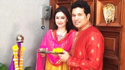 પૂર્વ ભારતીય ક્રિકેટર સચિન તેંડુલકરે વેલેન્ટાઈન ડેના એક દિવસ બાદ પત્ની અંજલિ સાથે તાજમહેલ પહોંચ્યા હતા. ભારતીય દિગ્ગજના લાખો ચાહકો છો. માસ્ટર બ્લાસ્ટરની એક ઝલક જોવા માટે ચાહકો ઉત્સાહિત હોય છે.