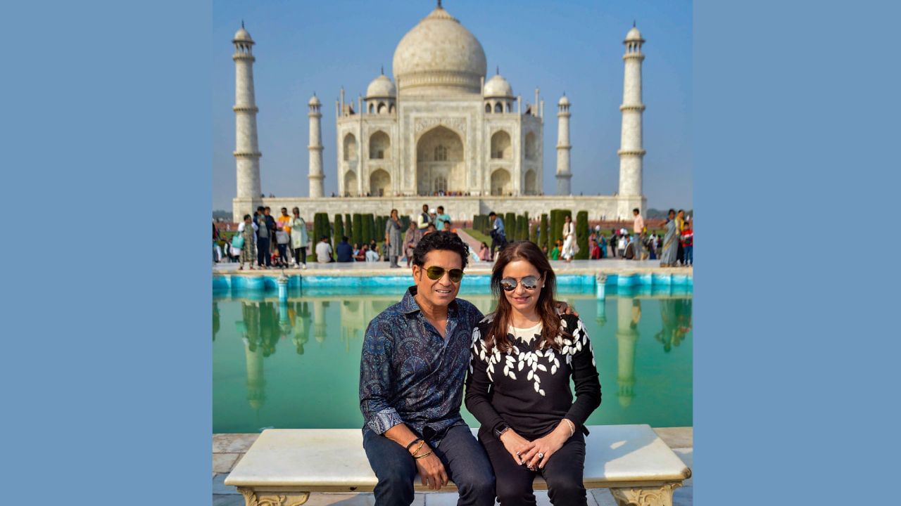 Tendulkar and his wife Anjali arrived to visit the Taj Mahal, a symbol of love, amid security. Meanwhile, Sachin Tendulkar also had a photo shoot with his wife.