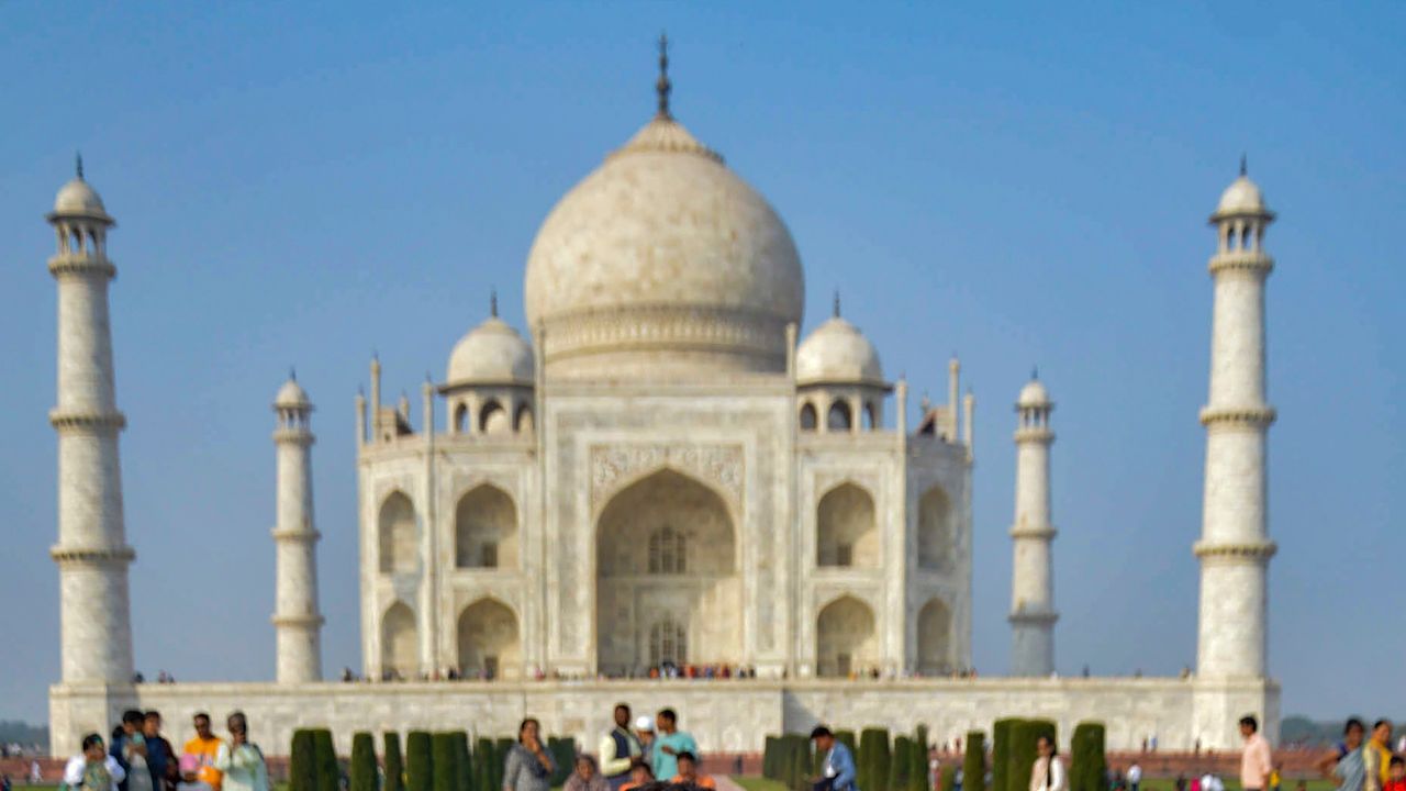  સચિન તેંડુલકર આગ્રા ટૂર પર એકલો નથી ગયો પણ તેની સાથે તેની પત્ની અંજલી તેંડુલકર પણ જોવા મળી રહી છે. સચિનને જોતા જ ચાહકો સચિન સચિનની બુમો પાડવા લાગ્યા હતા. 	