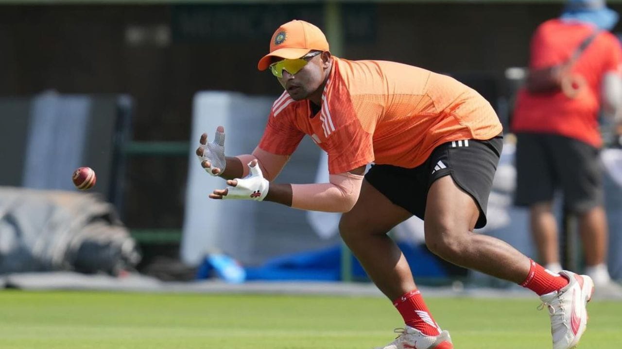 સરફરાઝનો જન્મ અને ઉછેર મુંબઈમાં થયો હતો. તેમનો પરિવાર ઉત્તર પ્રદેશના આઝમગઢનો વતની છે. તેમનું મોટાભાગનું બાળપણ આઝાદ મેદાનમાં વીત્યું હતું.