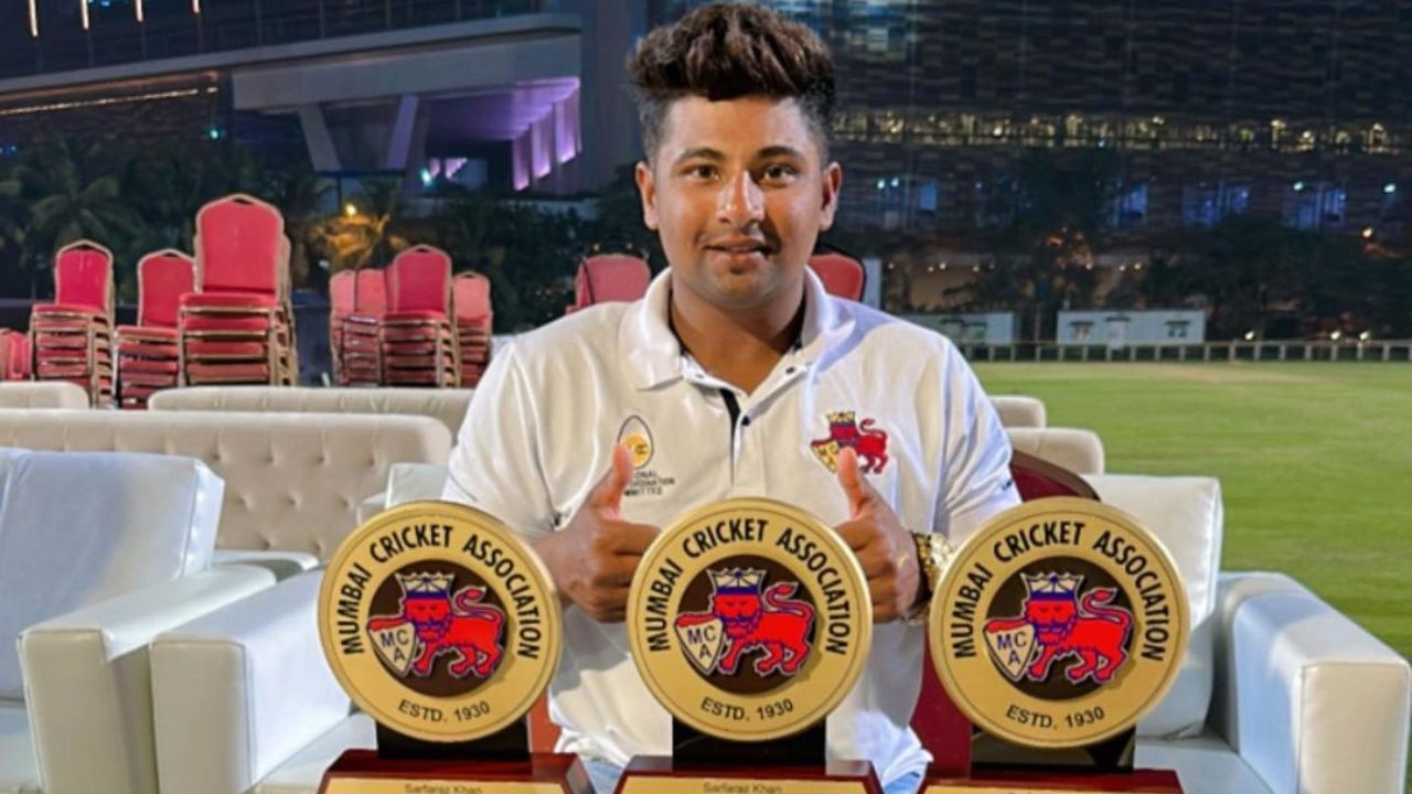 સરફરાઝ નૌશાદ ખાનનો જન્મ 22 ઓક્ટોબર 1997ના રોજ મુંબઈમાં થયો હતો.જે ભારતીય ક્રિકેટર છે જે રણજી ટ્રોફીમાં મુંબઈ માટે અને ઈન્ડિયન પ્રીમિયર લીગ (IPL)માં દિલ્હી કેપિટલ્સ માટે રમે છે.