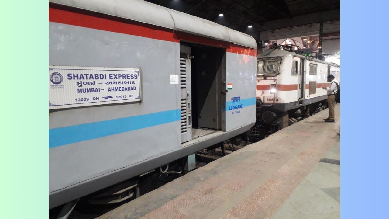 અમદાવાદથી આણંદ, નડિયાદ, વડોદરા જંક્શન, ભરુચ, સુરત તેમજ વાપી, બોરિવલી અને મુંબઈ સેન્ટ્રલ સ્ટેશન સુધીમાં દરેક સ્ટેશને 2 થી 3 મિનિટ સુધીનો હોલ્ટ લે છે. આ ટ્રેન વડોદરા તેમજ સુરત 5 મિનિટ સુધી ઉભી રહે છે. 
