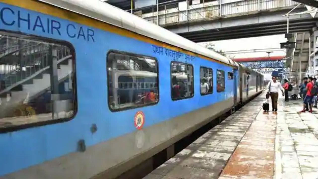 આખા રુટ દરમિયાન તે 491 કિમીનું અંતર કાપે છે. શતાબ્દી એક્સપ્રેસ વડોદરા સ્ટેશને બપોરે 04:18 વાગ્યે પહોંચાડે છે અને સુરત સાંજે 05:58 વાગ્યે પહોંચાડે છે. 
