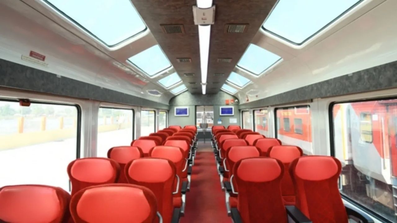 શતાબ્દી ટ્રેનમાં મોટાભાગે વેઈટિંગ લિસ્ટ જ ચાલતું હોય છે. આ ટ્રેનની ટિકિટના દર અમદાવાદથી મુંબઈના જોઈએ તો AC chair Carના રુપિયા 1335, Exec. chair Carના રુપિયા 2050, vistadome ACના રૂપિા 2200, અનુભૂતિ ક્લાસના રૂપિયા 2350 છે. 
