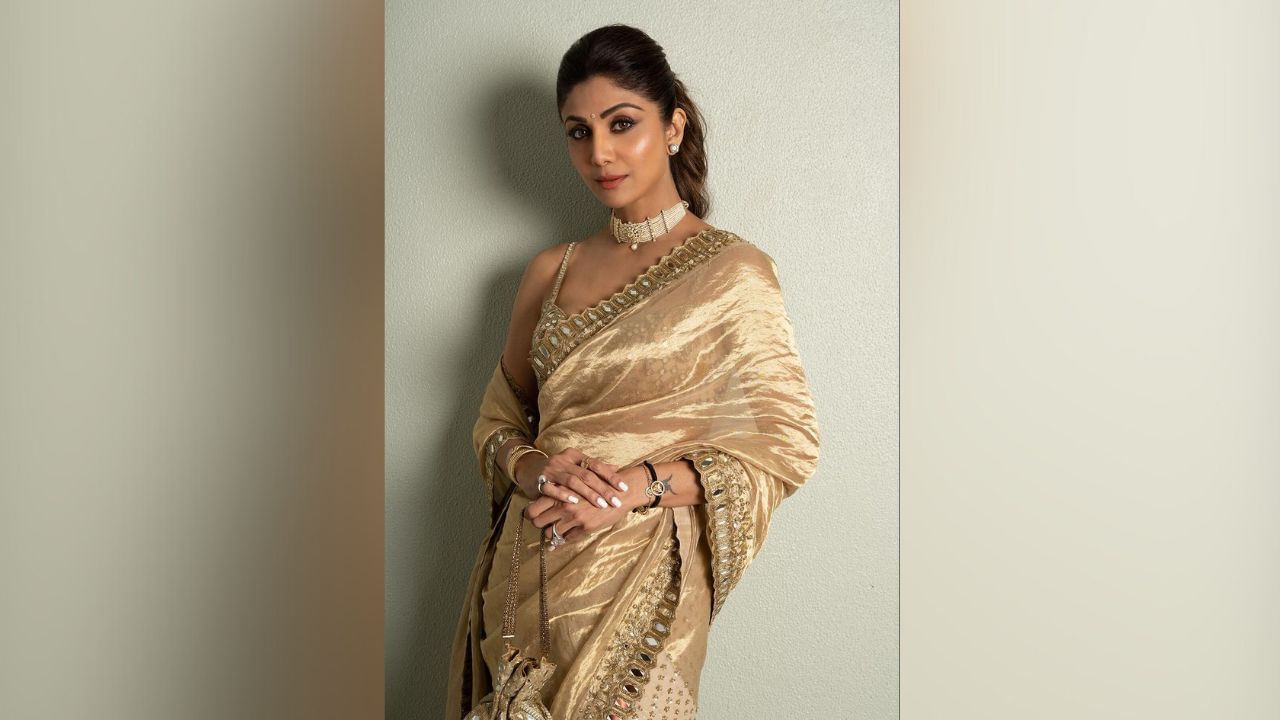 Millions of fans are seen commenting on these pictures of Shilpa Shetty like beauty, queen, beautiful, super, gorgeous and looking so pretty.  (Image: Instagram)