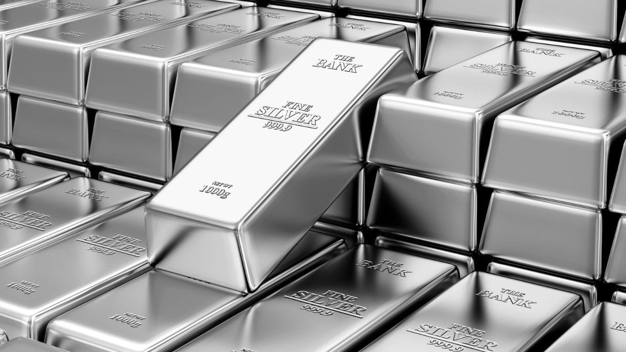 આજે ચાંદીનો ભાવ 76,500 રૂપિયા છે. દિલ્હીમાં 22 કેરેટ સોનાના ભાવ 58,250 રૂપિયા પ્રતિ 10 ગ્રામ હતી, જ્યારે 24 કેરેટ માટે ગ્રાહકોને 63,530 રૂપિયા પ્રતિ 10 ગ્રામ ચૂકવવા પડશે.