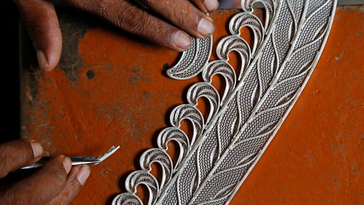 ફિલિગ્રી એ ખૂબ જ બારીક કામ હોય છે, જે મેટલ સાથે જોડાયેલ છે, તે મેટલની અંદર દોરો કે મોતી જોડવાનું કામ છે. પોર્ટુગીઝ પેઇન્ટમાં આ પ્રકારનું કામ ખૂબ જ લોકપ્રિય છે.