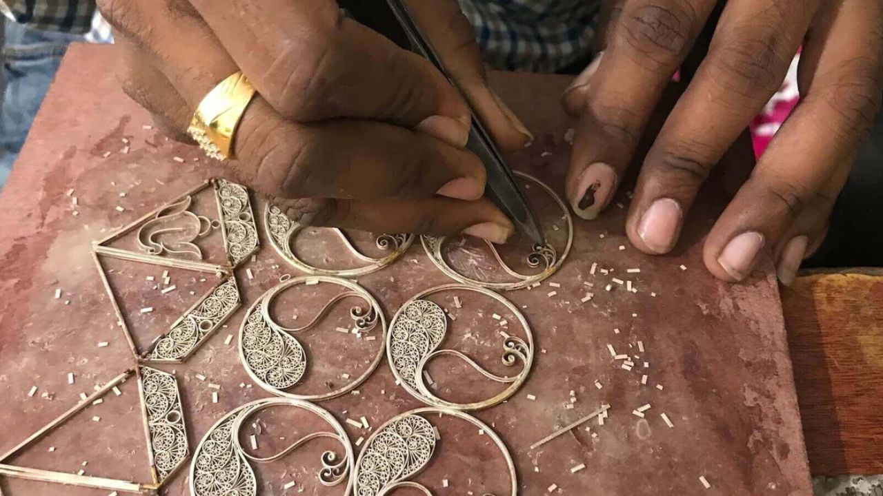 ભારતનું આ શહેર તેના સિલ્વર વર્ક માટે જાણીતું છે. અહીંના ફિલિગ્રી માટે જાણીતા સિલ્વર કલાકારો આભૂષણોને આકર્ષક દેખાવ આપવા માટે કામ કરે છે. આ કામ સાથે 2,000થી વધુ લોકો જોડાયેલા છે. જેમણે પોતાના પૂર્વજો પાસેથી આ કળા શીખી છે.