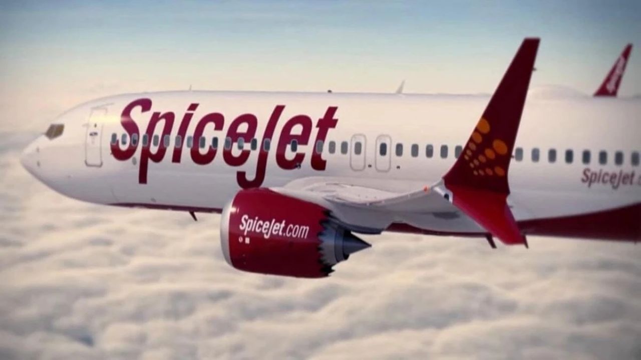 A report on Tuesday said that SpiceJet is facing major layoffs due to cash crunch. The company has planned to cut about 15 percent of its total workforce. The company has taken this decision citing cost cutting. Currently, around 9,000 employees are working in the airline and it is being cut by 15 percent. This figure is around 1400 employees.