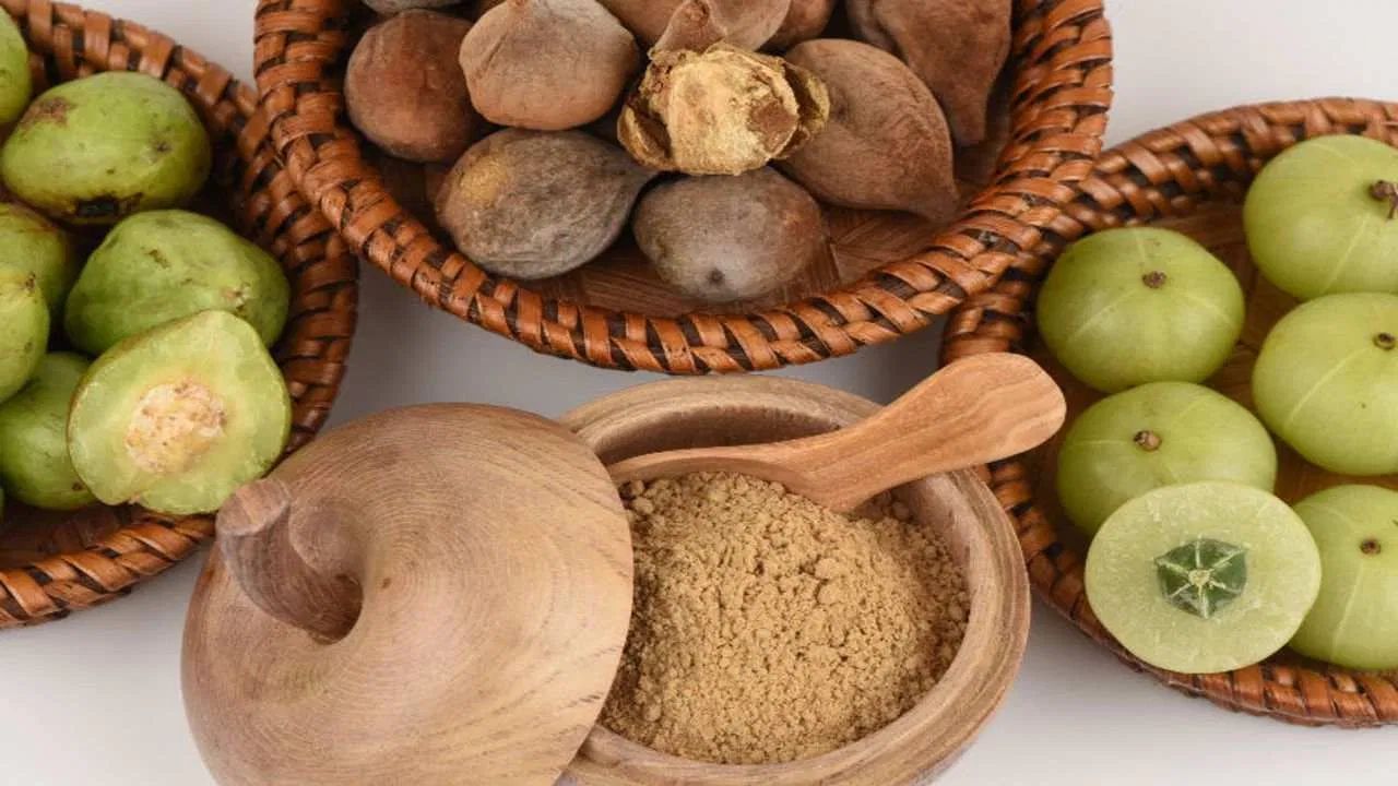 Triphala- Triphala powder has been used in Ayurveda for centuries. Triphala powder is also used in constipation. It contains anti-inflammatory and antioxidant, which works to remove fat from our liver. It also helps in detoxifying the body.