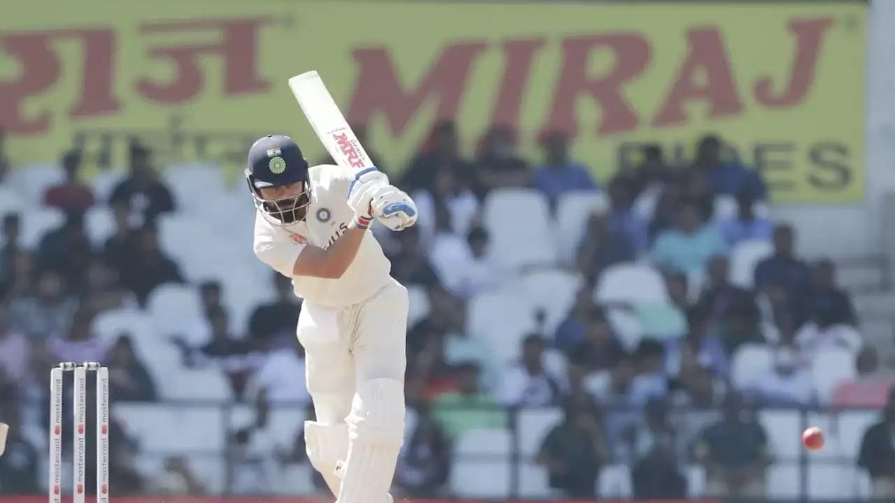 બીસીસીઆઈ સાથે જોડાયેલા એક અધિકારીએ કહ્યું કે બીસીસીઆઈની પ્રેસ રિલીઝમાં કહેવામાં આવ્યું છે કે પરિવાર પહેલા આવે છે, વિરાટ ત્યારે જ રમશે જ્યારે તેને લાગશે કે તે રમવાની સ્થિતિમાં છે. ટેસ્ટમાં ન રમવાનું કોહલીનું અંગત કારણ તેના બીજા બાળકના જન્મની રાહ જોઈ રહ્યું છે, જે તેના નજીકના મિત્ર અને રોયલ ચેલેન્જર્સ બેંગ્લોરના ભૂતપૂર્વ સાથી એબી ડી વિલિયર્સે તેની યુટ્યુબ ચેનલ પર જાહેર કર્યું હતું.