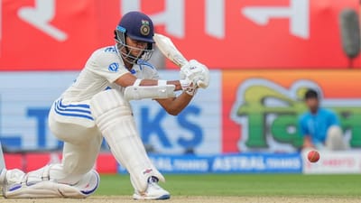 ભારત અને ઈંગ્લેન્ડ વચ્ચે 5 ટેસ્ટ મેચોની સિરીઝની બીજી ટેસ્ટ વિશાખાપટ્ટનમમાં રમાઈ રહી છે. પહેલા દિવસે ભારતીય કેપ્ટન રોહિત શર્માએ ટોસ જીતીને બેટિંગ કરવાનો નિર્ણય લીધો હતો. પહેલા દિવસની રમતના અંત સુધીમાં ટીમ ઈન્ડિયાનો સ્કોર 6 વિકેટે 336 રન છે. વિશાખાપટ્ટનમ ટેસ્ટનો પહેલો દિવસ ભારતીય ઓપનર યશસ્વી જયસ્વાલના નામે રહ્યો હતો. એક તરફ ભારતીય બેટ્સમેનો પેવેલિયનની તરફ જતા રહ્યા, પરંતુ બીજી બાજુ યશસ્વી જયસ્વાલે ઈંગ્લિશ બોલરોની હેરાન કરવાનું ચાલુ રાખ્યું.