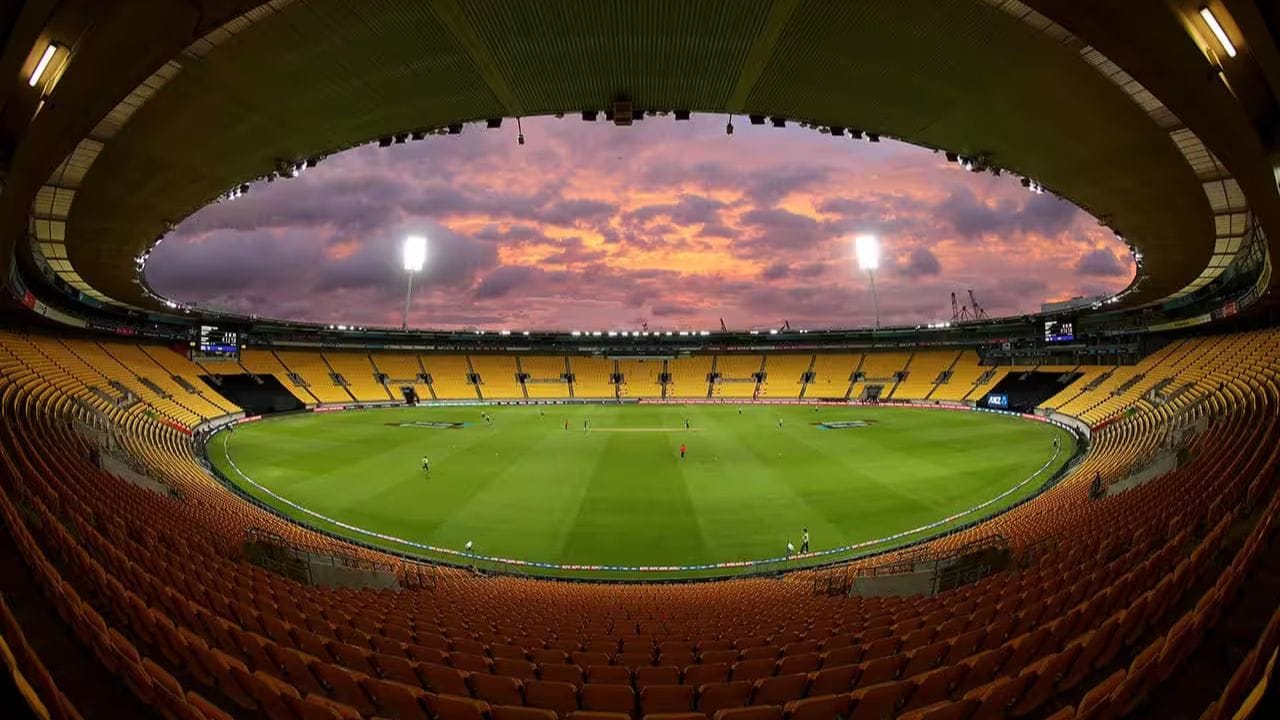 ભારત અને ઈંગ્લેન્ડ વચ્ચેની પાંચ ટેસ્ટ મેચની શ્રેણીની બીજી મેચ વિશાખાપટ્ટનમના YS રાજશેખર રેડ્ડી ક્રિકેટ સ્ટેડિયમમાં રમાશે. 2જી ફેબ્રુઆરીએ આ મેચ માટે બંને ટીમો એકબીજા સાથે ટકરાશે.  ભારતીય ટીમ રોહિત શર્માની કેપ્ટનશીપમાં વાપસી કરવાનું લક્ષ્ય રાખશે. 