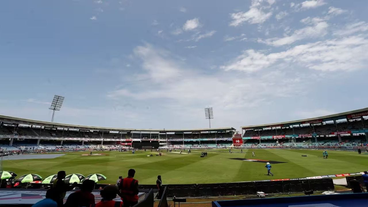 વિશાખાપટ્ટનમના વાય એસ રાજશેખર રેડ્ડી ક્રિકેટ સ્ટેડિયમની પીચને બેટ્સમેનનું સ્વર્ગ માનવામાં આવે છે. ODI હોય, T20 હોય કે ટેસ્ટ મેચ, આ મેદાન પર ઘણા બધા રન બને છે. આવી સ્થિતિમાં ભારત અને ઈંગ્લેન્ડ વચ્ચે રમાનારી બીજી ટેસ્ટ મેચમાં એવી આશા રાખવામાં આવે છે કે પીચ બેટ્સમેનો માટે મદદરૂપ થશે અને ચોથી ઈનિંગમાં બોલરો તેના પર પોતાનો જાદુ બતાવી શકે છે.