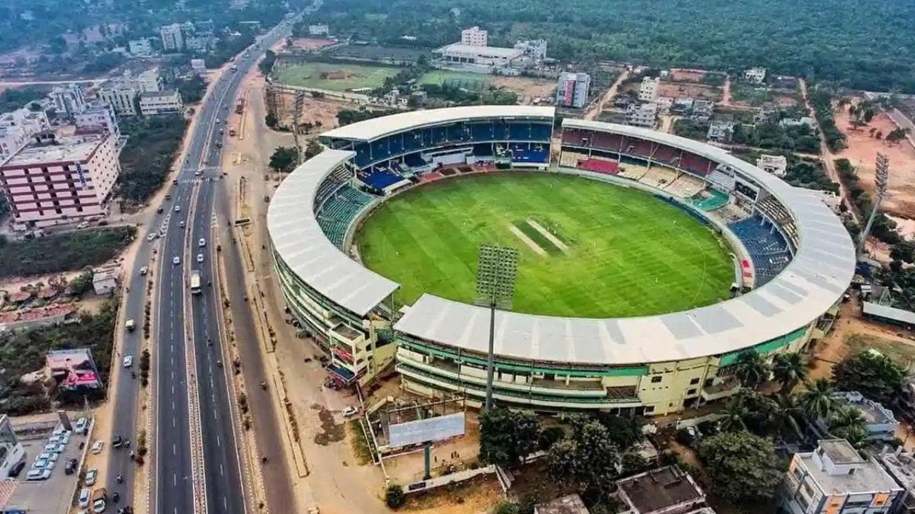 વિશાખાપટ્ટનમના વાયએસ રાજશેખર રેડ્ડી ક્રિકેટ સ્ટેડિયમમાં ભારતીય ટીમનો રેકોર્ડ પણ મજબૂત રહ્યો છે. જો આ મેદાન પર ટીમ ઈન્ડિયાના સૌથી મોટા સ્કોર વિશે વાત કરીએ તો તે 502 રન છે. ટીમ ઈન્ડિયાએ છેલ્લી વખત અહીં દક્ષિણ આફ્રિકા સામે ટેસ્ટ મેચ રમી હતી, જેમાં તેણે 203 રનથી મેચ જીતી હતી. આ મેદાન પર 2016માં ઈંગ્લેન્ડ સાથે ભારતની ટક્કર થઈ હતી. આ મેચમાં ભારતીય ટીમે ઈંગ્લેન્ડને 246 રનથી હરાવ્યું હતું.