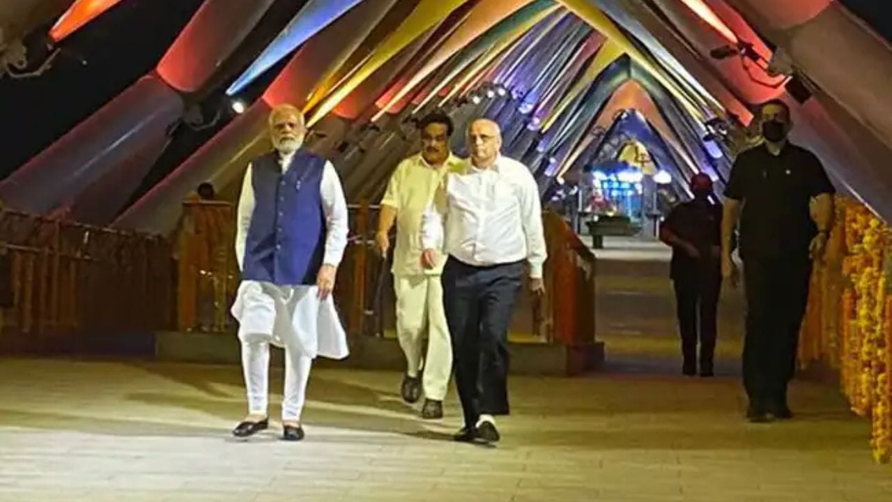 આ પુલ રિવરફ્રન્ટના બીજા તબક્કામાં બનાવવામાં આવશે. ગુજરાત સરકારે બજેટ 2024માં રિવરફ્રન્ટને ગાંધીનગર સુધી લંબાવવાની જાહેરાત કરી છે. રિવરફ્રન્ટ પર બનેલા આ બ્રિજની ડિઝાઇન પતંગોથી પ્રેરિત છે. વડાપ્રધાન નરેન્દ્ર મોદીએ 27 ઓગસ્ટ, 2022ના રોજ આ પુલનું ઉદ્ઘાટન કર્યું હતું. 2023માં ક્રિકેટ વર્લ્ડ કપની ફાઈનલ બાદ ઓસ્ટ્રેલિયાની ટીમે અટલ બ્રિજ પાસે તેનું ફોટોશૂટ કરાવ્યું હતું.