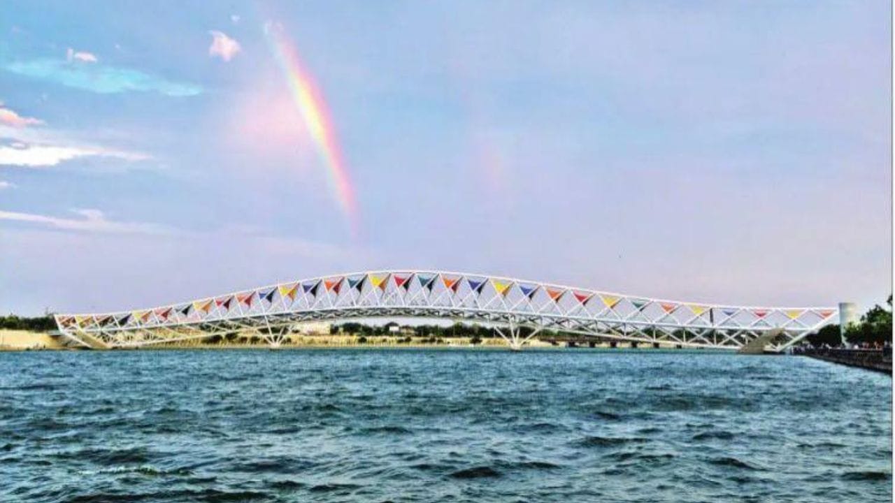 અમદાવાદ મ્યુનિસિપલ કોર્પોરેશનના જણાવ્યા અનુસાર જો ફ્લાવર શોના મુલાકાતીઓ ઉમેરવામાં આવે તો અત્યાર સુધીમાં કુલ 33 લાખ 84 હજાર 477 લોકોએ અટલ બ્રિજની મુલાકાત લીધી છે. જેમાં 3 લાખ 85 હજાર 933 બાળકોનો સમાવેશ થાય છે. જેનાથી 9 કરોડ 49 લાખ 25 હજાર 715 રૂપિયાની આવક થઈ છે. અટલ બ્રિજ અને ફ્લાવર પાર્કની મળીને 44 લાખ 61 હજાર 319 લોકોએ મુલાકાત લીધી હતી. આમાંથી કોર્પોરેશનને રૂ. 13.44 કરોડની આવક થઈ હતી.