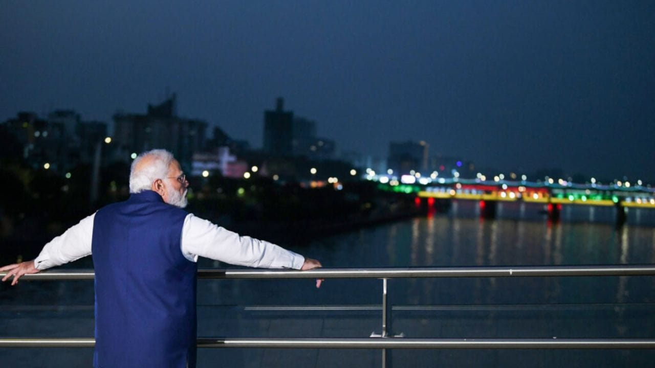 અટલ બ્રિજ દેશનો આ પ્રકારનો પ્રથમ પુલ છે. જે નદી પર બન્યો છે, પરંતુ તેના પર વાહનો ચાલતા નથી. આ ફૂટઓવર બ્રિજની પ્રેરણા પતંગ અને ઉત્તરાયણની ઉજવણીમાંથી લેવામાં આવી છે. આ ગ્લાસ ફૂટ ઓવર બ્રિજ સરદાર બ્રિજ અને એલિસ બ્રિજ વચ્ચે બનાવવામાં આવ્યો છે.