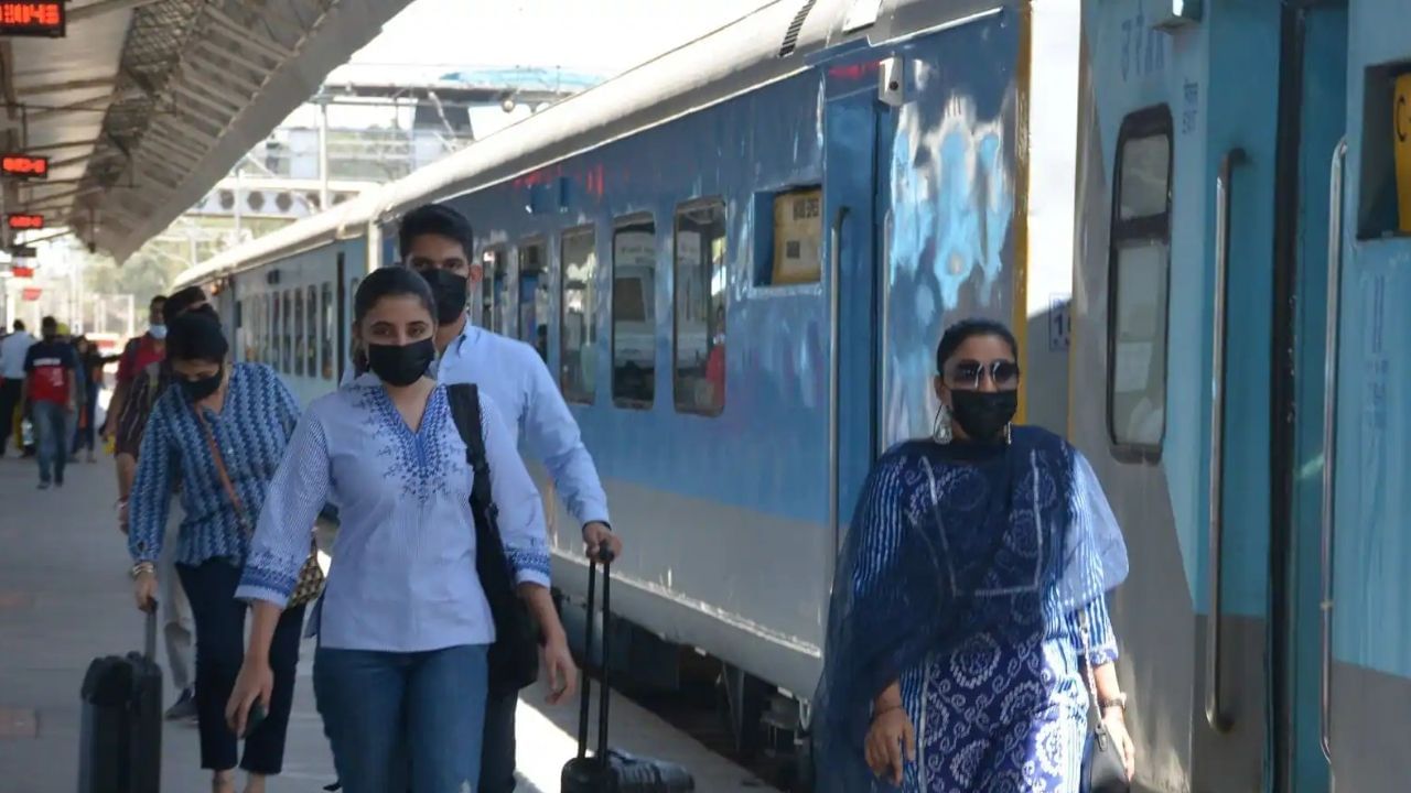 શતાબ્દી એક્સપ્રેસ અમદાવાદથી મુંબઈ પહોંચતા સુધીમાં સાડા 6 કલાક લે છે. તે 77 km/h સ્પીડથી દોડે છે. મુંબઈ છેલ્લા સ્ટેશને રાત્રે 09:20 વાગ્યે પહોંચાડે છે. શતાબ્દી ટ્રેન અઠવાડિયાના રવિવારને બાદ કરતા દરેક વારે સર્વિસ આપે છે.
