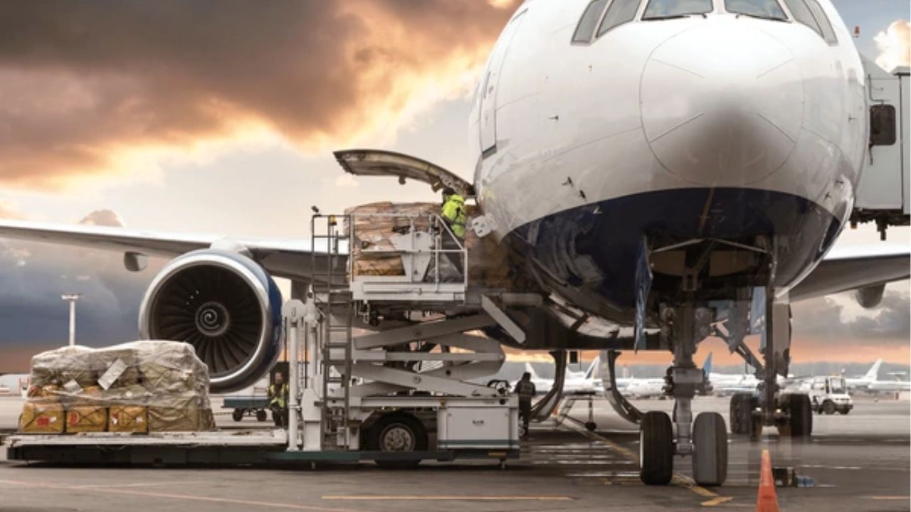 40 હજાર સામાન્ય રેલ કોચને વંદે ભારતમાં રૂપાંતરિત કરવામાં આવશે. એરપોર્ટની સંખ્યામાં વધારો થયો છે. વિમાન કંપનીઓ એક હજાર એરક્રાફ્ટનો ઓર્ડર આપીને વિકાસ કરી રહી છે.
