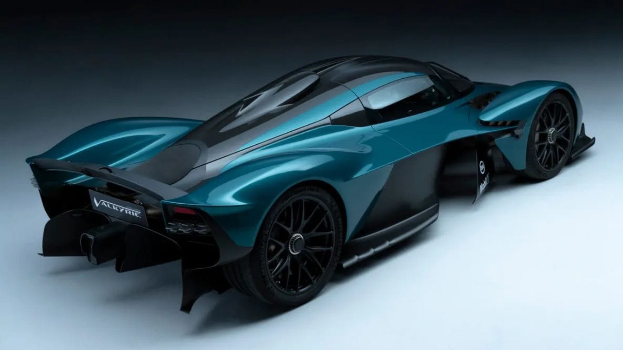 આ કારની જાળવણી માટે દર વર્ષે આશરે રૂ. 1.25 કરોડનો ખર્ચ થાય છે. Aston Martin Valkyrie એ લિમિટેડ એડિશન કાર છે. આ દુનિયાની સૌથી મોંઘી કારમાંથી એક છે.