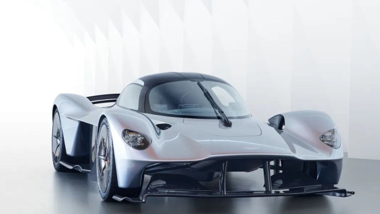 Aston Martin Valkyrie ફોર્મ્યુલા-1 રેસ કાર જેવી લાગે છે. આ કાર ફાસ્ટ ટ્રેક ડ્રાઇવિંગ માટે શાનદાર પાવર જનરેટ કરે છે. ખાસ કરીને તેના રાઉન્ડ કોર્નર્સ અને બેન્ડ્સ કમાલનું કામ કરે છે. એસ્ટન માર્ટિન માત્ર 150 કૂપ, 85 ઓપન-ટોપ સ્પાયડર વર્ઝન અને 40 ટ્રેક-ઓન્લી AMR પ્રો વેરિઅન્ટ્સ પર નિર્ભર છે.