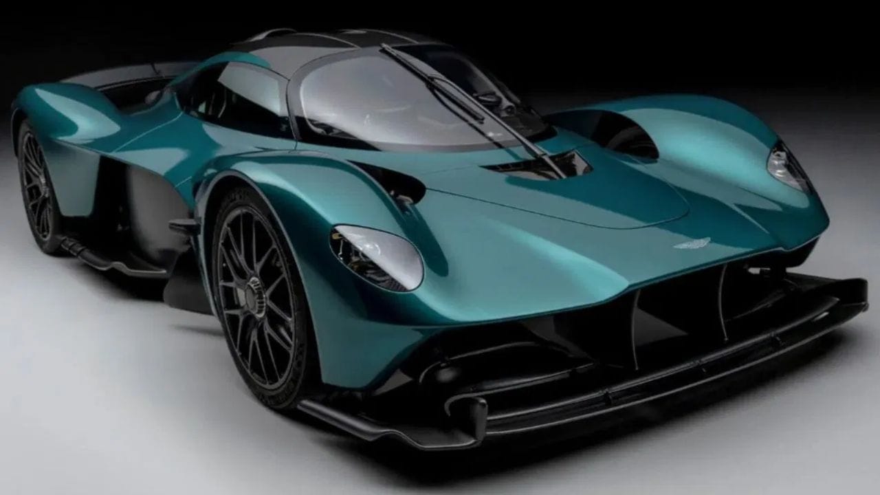 Aston Martin Valkyrieની સર્વિસ વિશે વાત કરીએ તો, પ્રથમ સર્વિસ લગભગ 1000 કિમી અથવા 6 મહિના પછી આપવામાં આવે છે. આ પછી 12 મહિના અથવા 5000 કિમીનો સમયગાળો છે. સુપરકારની ત્રીજી સર્વિસ 2 વર્ષ અથવા 10,000 કિમી પછી આપવામાં આવે છે. છેલ્લી સર્વિસ 36 મહિના અથવા 15,000 કિમી પછી આપવામાં આવે છે. ( Image - Aston Martin)