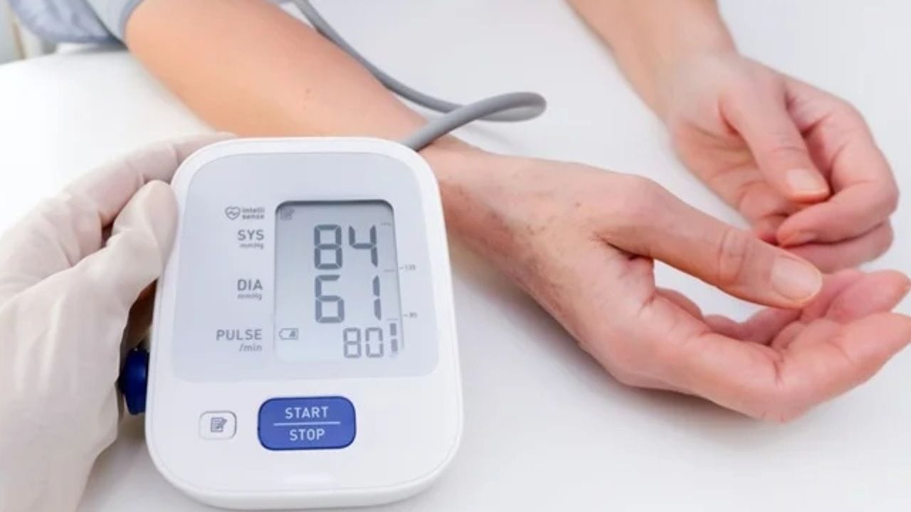 લો બ્લડ પ્રેશર : હાઈ બ્લડ કંટ્રોલમાં રાખવા માટે કાચું લસણ ખાવું ફાયદાકારક છે. પરંતુ જો તમે તેને લાંબા સમય સુધી દરરોજ ખાશો તો બ્લડ પ્રેશર લો થવાનો ડર રહે છે. આ કારણે તમને ચક્કર આવવા જેવી સમસ્યા પણ થઈ શકે છે. તેથી કાચા લસણને મર્યાદિત માત્રામાં જ ખાઓ.
