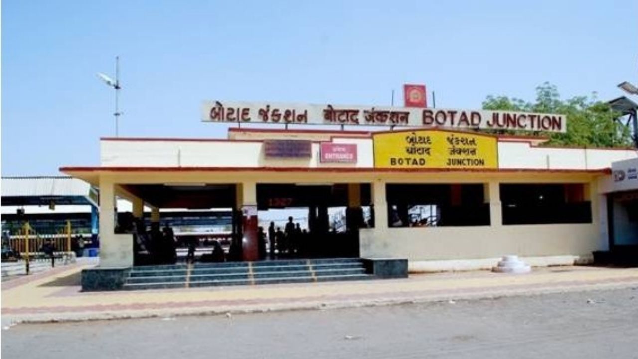 આ બધી ટ્રેનો બોટાદ સુધી સગવડ આપે છે. પરંતુ બોટાદથી તમારે સાળંગપુર પહોંચવા માટે ઓટો રિક્ષા કે લોકલ સરકારી બસની સેવા લેવી પડે છે અથવા તો છકડો રિક્ષાની મજા લઈને જુની યાદો તાજી કરી શકાય છે. આમ સાળંગપુર પહોંચવા માટે આ 3 ઓપ્શન છે. 
