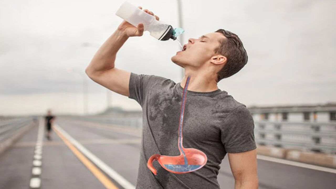 People feel thirsty after strenuous exercise and some people drink a lot of water without thinking. This habit can prove to be wrong. Due to excessive exercise, the body sweats a lot. Due to which one feels very thirsty. In such a situation it is not advisable to drink too much water at once. Sip water or drink coconut water or juice instead of water.
