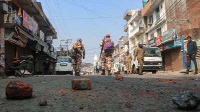 ઉત્તરાખંડના હલ્દવાનીમાં ગુરૂવારે બદમાશોએ હંગામો મચાવ્યો હતો. હિંસાની ઘટનામાં છ લોકોના મોત થયા છે, જ્યારે 300થી વધુ લોકો ઘાયલ થયા છે. અશાંતિ બાદ શહેરમાં સુરક્ષા વધારી દેવામાં આવી છે. અત્યાર સુધીમાં 19 નામના આરોપીઓ સહિત 5000 અજાણ્યા લોકો વિરુદ્ધ FIR નોંધવામાં આવી છે. આ મામલે કુલ ત્રણ એફઆઈઆર નોંધવામાં આવી છે. પોલીસે 50 થી વધુ લોકોની અટકાયત કરી છે, જેમની પૂછપરછ કરવામાં આવી રહી છે.