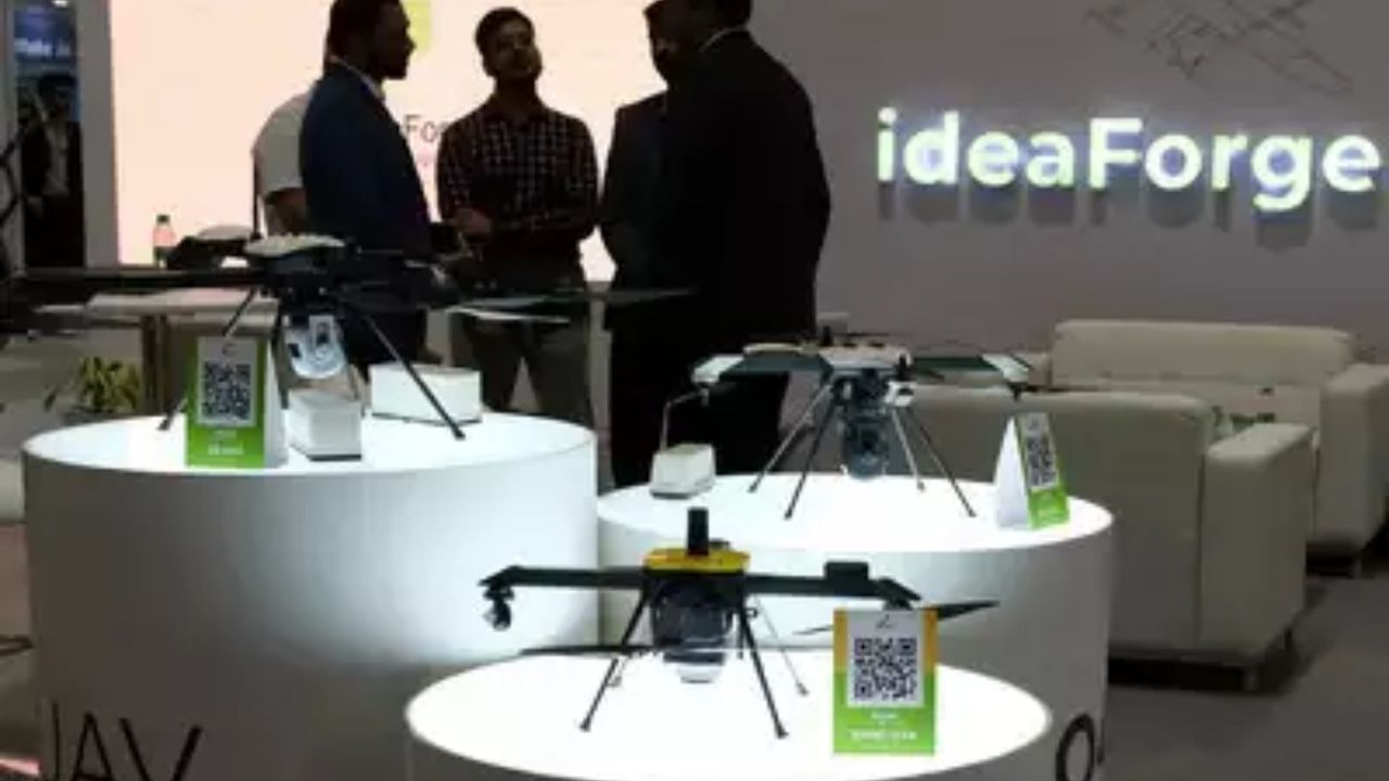 IdeaForge ટેકનોલોજી સિવિલ અને ડિફેન્સ ડ્રોનની બેવડા ઉપયોગની શ્રેણીમાં વિશ્વની પાંચમી સૌથી મોટી કંપની છે.સ્વદેશી ડ્રોન મેન્યુફેક્ચરિંગ કંપની આઈડિયાફોર્જ ટેક્નોલોજીના સીઈઓ અંકિત મહેતાએ કહ્યું છે કે તેમની કંપનીએ ખૂબ જ સ્પર્ધાત્મક અમેરિકન માર્કેટમાં તેના ઉત્પાદનોનું પ્રદર્શન કર્યું છે. 