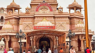 સાઉથ ગુજરાતના લોકોને એટલે કે સુરત-વડોદરાથી સાળંગપુર જવા માટે બોટાદ વાળી ટ્રેનમાં તમારે મુસાફરી કરવી પડશે. બોટાદ સ્ટેશને ઉતરીને સાળંગપુર પહોંચવા માટે ઓટો રિક્ષા અથવા તો છકડો રિક્ષા સરળતાથી મળી રહે છે. 
