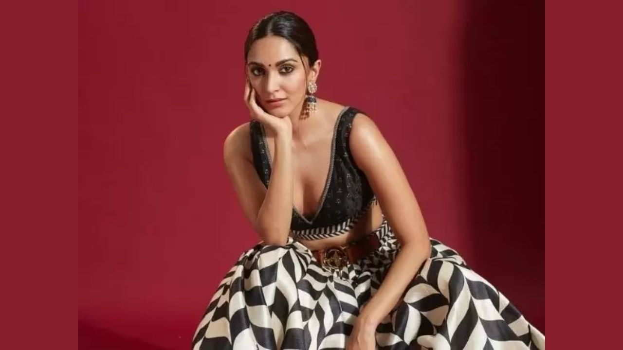 એવું ભાગ્યે જ બને છે કે, કલાકારની પ્રથમ ચારમાંથી ત્રણ ફિલ્મો ખરાબ રીતે ફ્લોપ થઈ જાય અને પછી 10 વર્ષની અંદર તે ઈન્ડસ્ટ્રીની ટોપ એકટ્રેસની યાદીમાં સ્થાન મેળવી લે. પરંતુ કિયારા સાથે આવું બન્યું છે. તેની પહેલી ફિલ્મ ફગલી 2014માં રિલીઝ થઈ હતી અને તે ફિલ્મ ફ્લોપ રહી હતી. આ પછી એમએસ ધોની : ધ અનટોલ્ડ સ્ટોરી સફળ રહી પરંતુ મશીન અને કલંક ખરાબ રીતે ફ્લોપ થઈ હતી. પરંતુ કબીર સિંહ કિયારાના કરિયરને એક અલગ લેવલ પર લઈ ગઈ.
