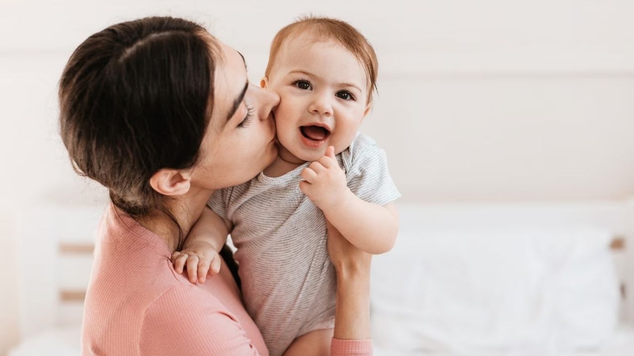 May cause skin infection : Kissing babies should be avoided completely. Because if the herpes virus is on your skin, it can infect the baby and cause an infection on his skin. This is a long-lasting skin infection. It may take about 15 to 20 days to heal. If this is not addressed, the problem can increase significantly.
