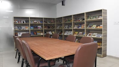 આ વિશાળ ગ્રંથાલયની વાત કરવામાં આવે તો છ માળમાં જુદા જુદા વિભાગો મળી કુલ 65000 પુસ્તકો એક જ સ્થળ પર વાંચન માટે ઉપલબ્ધ છે. જેમાં 800 થી વધુ વ્યક્તિઓ એક સાથે બેસી શકે તેવી બેઠક વ્યવસ્થા સાથે નિર્માણ પામેલ આ ગ્રંથાલયમાં મહિલાઓ, પુરુષો, બાળકો, વૃદ્ધો, અંધજનો દરેક માટે અલગ વ્યવસ્થા નું પણ ખાસ ધ્યાન રાખવામાં આવ્યું છે. ઉપરાંત ઈ લાઇબ્રેરી વિભાગમાં વાઇફાઇ સુવિધા ઉભી કરી ગ્રંથાલયના સભ્યો માટે પાસવર્ડ  સેટ કરવામાં આવશે. જેનાથી વાચક કોમ્પ્યુટર માં પાસવર્ડ સેટ કરી ઓનલાઈન 4000 જેટલા પુસ્તકોને વાંચી શકે છે સમયાંતરે ઓનલાઇન વાચકો ના રસ ને ધ્યાનમાં રાખી વધુ પુસ્તકો સોફ્ટવેરમાં સમાવિષ્ટ કરવાનું પણ એક આયોજન છે. 