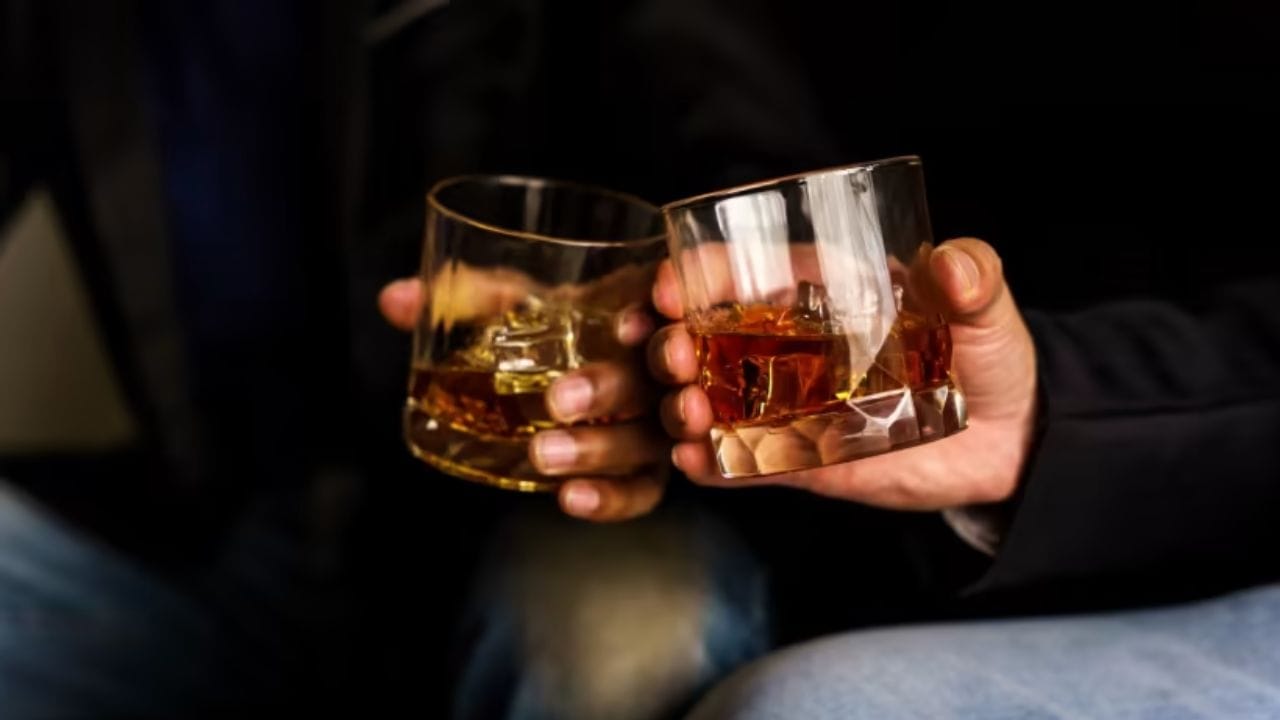 હવે વાત કરીએ ગુજરાતના Gift Cityની તો, ગુજરાતમાં દારૂબંધી છે, પરંતુ ગિફ્ટ સિટીમાં દારૂની છૂટ મળી છે. ત્યારે ગુજરાતમાં દારૂબંધી હોવાથી દારૂ પર વધારે ટેક્સ લાગે છે, જેના કારણે દમણ અને આબુની સરખામણીએ Gift Cityમાં દારૂ તમને મોંઘો મળશે. (Image - Social Media)