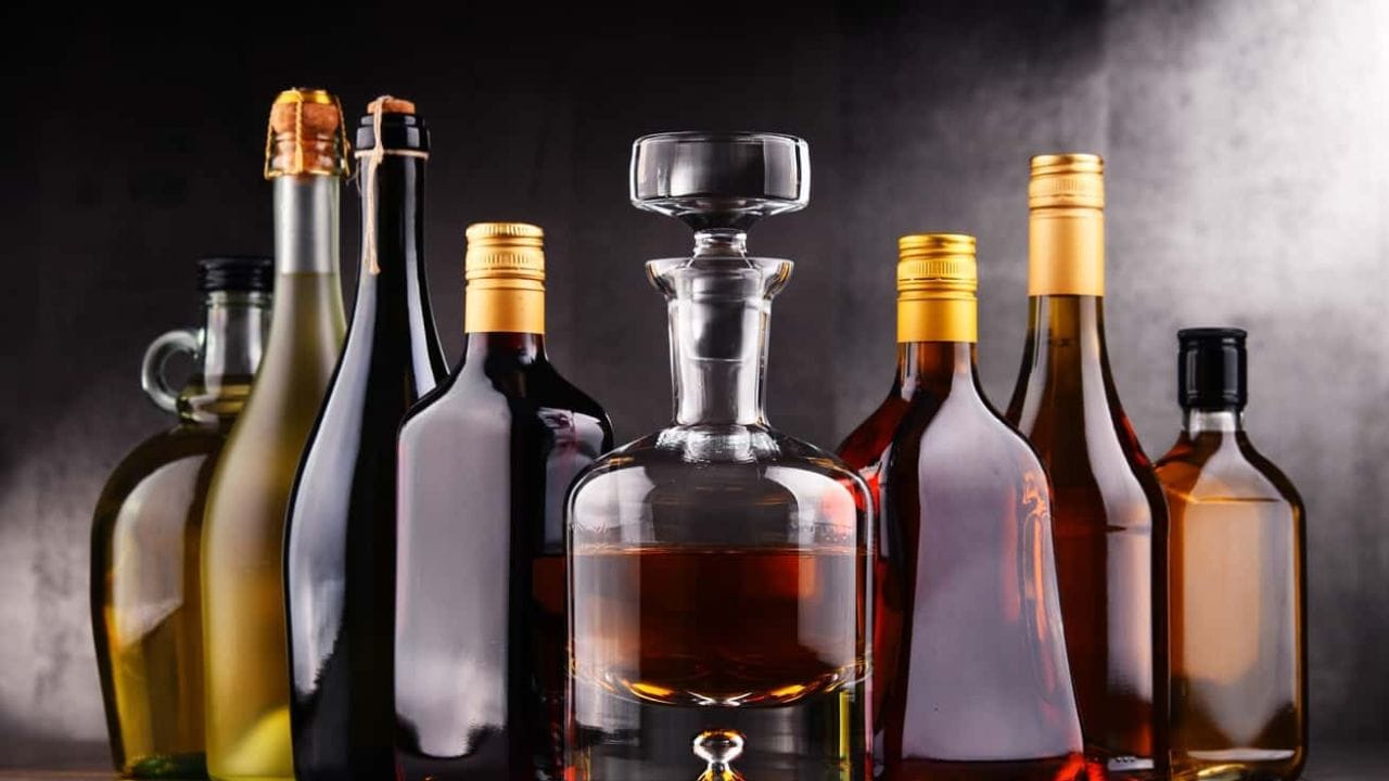 દમણ એક કેન્દ્રશાસિત પ્રદેશ છે. કેન્દ્ર શાસિત હોવાને કારણે રાજ્યના કર લાગુ થતા નથી. તેથી દારુ પર ત્યાં કર ઓછો છે. જેના કારણે રાજસ્થાન અને Gift City કરતાં દમણમાં સૌથી સસ્તો દારૂ મળે છે.