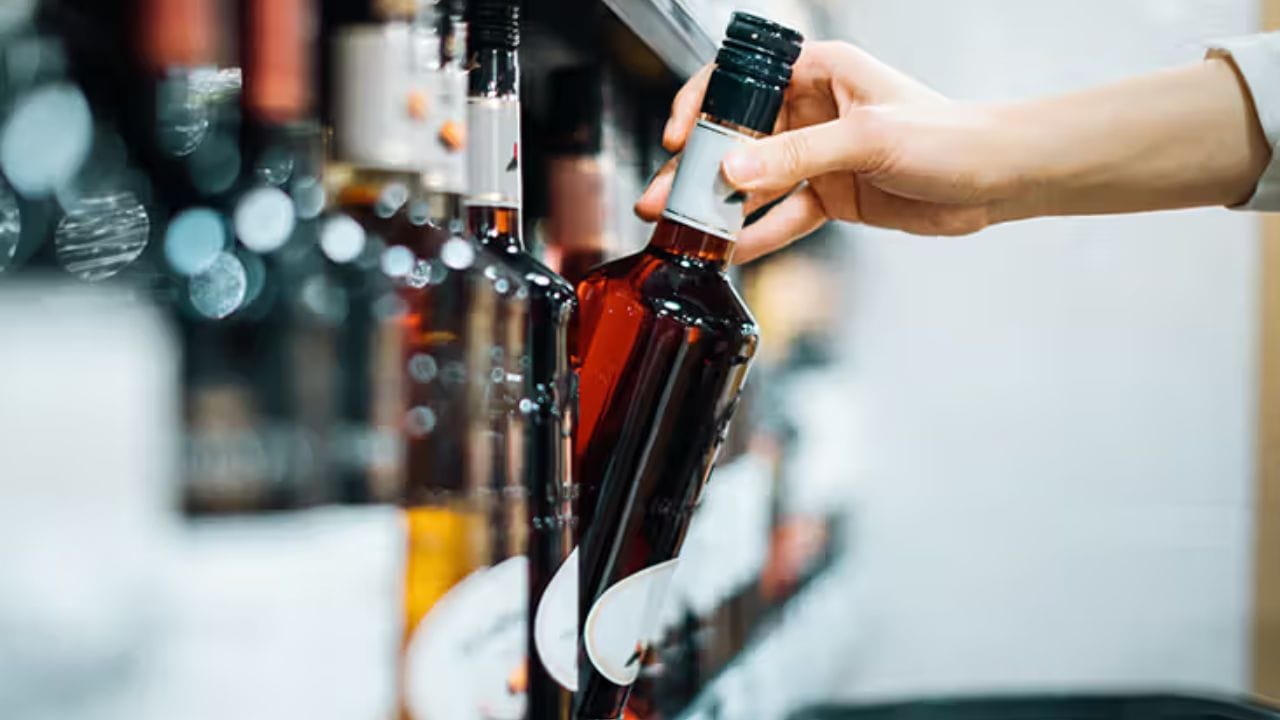 રાજસ્થાનમાં દારૂ પર 69 ટકા ટેક્સ લાગે છે. એટલે રાજસ્થાનના આબુમાં તમને Gift City કરતાં સસ્તો દારૂ મળશે, પરંતુ દમણ કરતાં આબુમાં દારૂની કિંમત વધારે છે. 